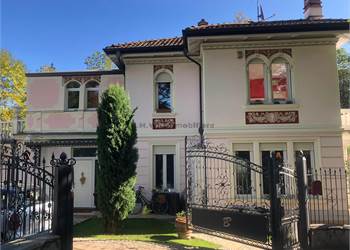 Villa mit Garten und Pool im Libertystil