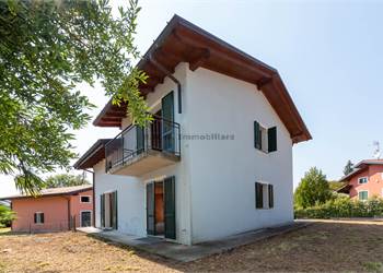 Rustic single villa near the lake