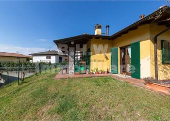 detached villa with garden not far from the lake 