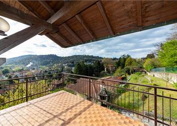 detached villa not far from the lake 