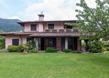 villa con giardino e piscina 
