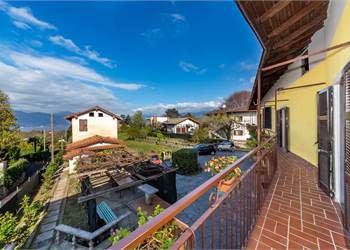 Cascina lombarda con fienile da ristrutturare con vista lago